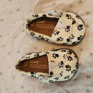 Paw print toms